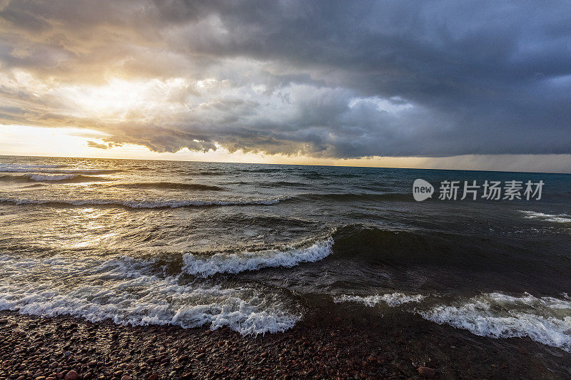 暴风雨海面上的日落