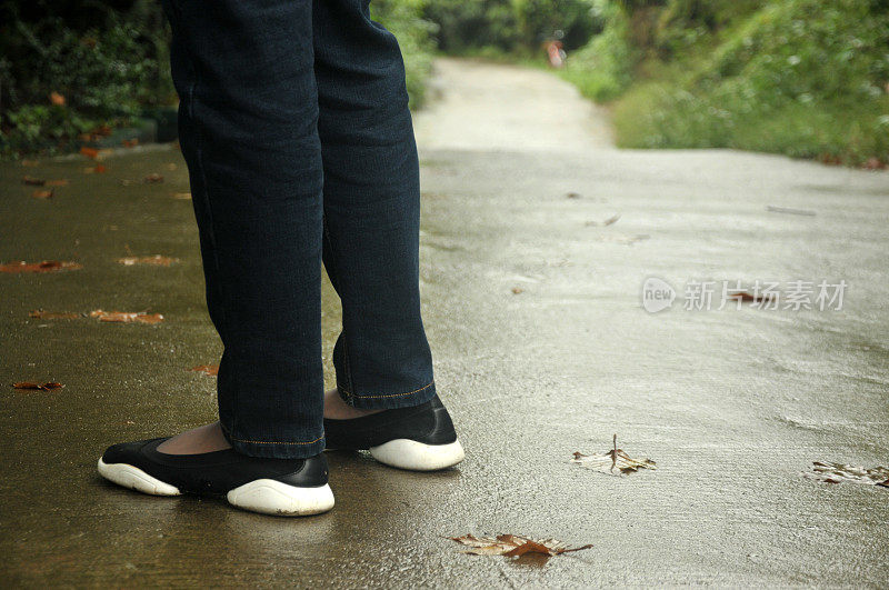 下雨天站在人行道上的人;秋天