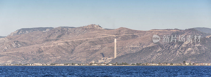 土耳其博德鲁姆附近的戈科娃湾爱琴海沿岸有烟囱的燃煤火电厂