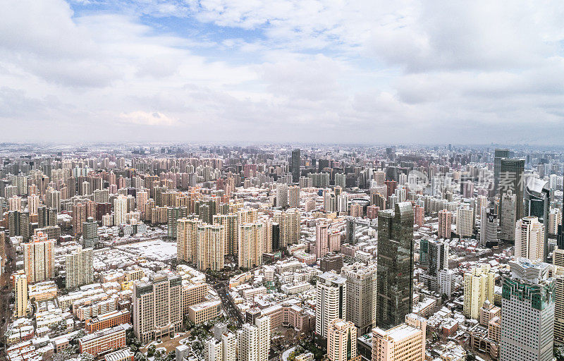 鸟瞰图静安寺和南京路附近的上海市中心，一场不寻常的降雪后的早晨