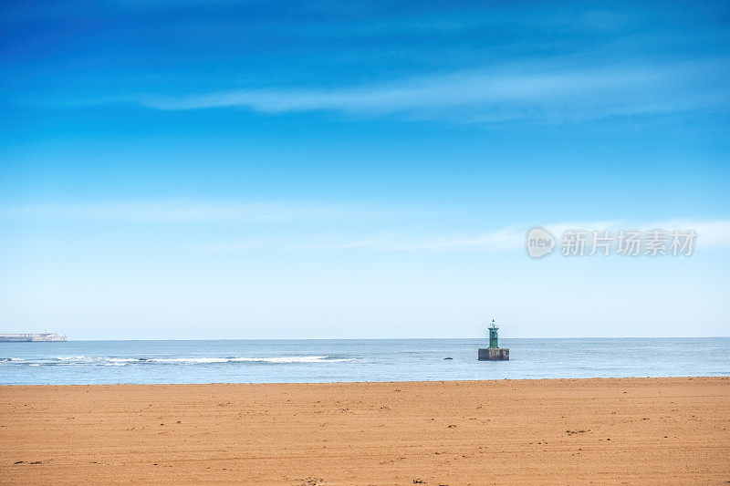 波尼恩特海滩和城市景观，Gijón，阿斯图里亚斯，西班牙。