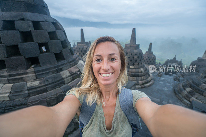 印尼婆罗浮屠寺，女游客在自拍