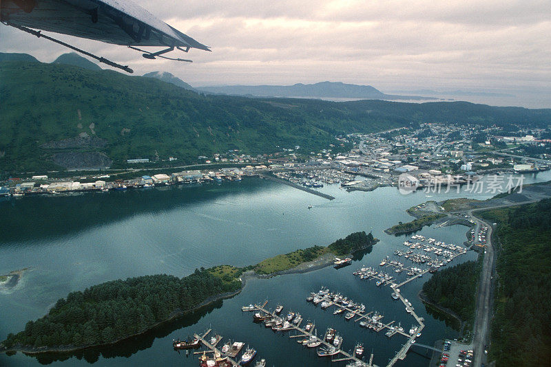 空中渔船舰队港口城镇科迪亚克阿拉斯加山脉科迪亚克岛