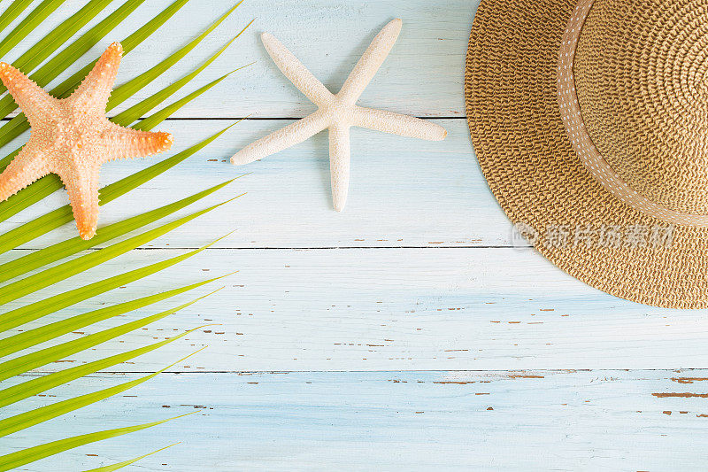 平躺照片椰子叶和帽子在木材背景，俯视图和复制空间蒙太奇您的产品