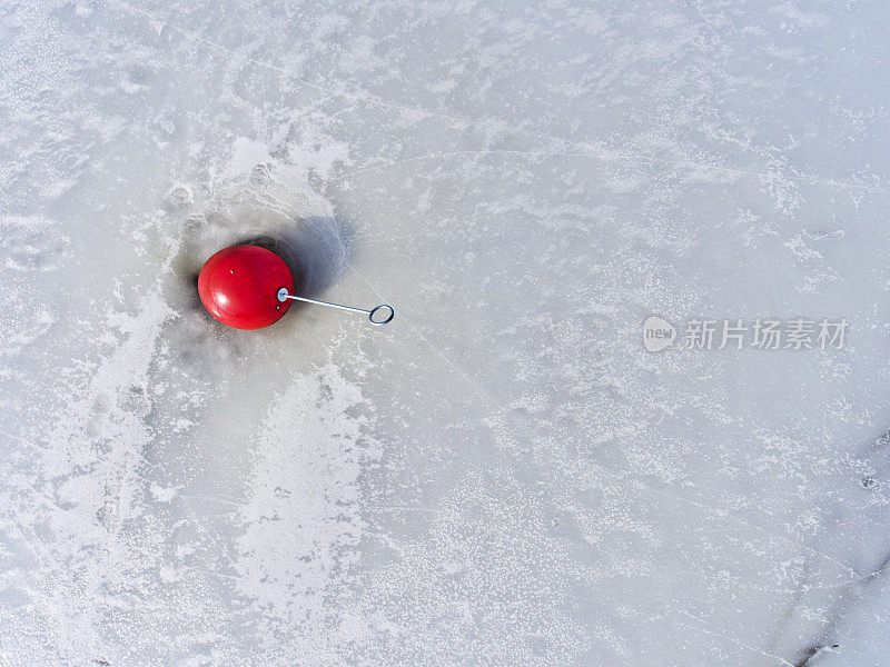 冰冻水域中的浮标