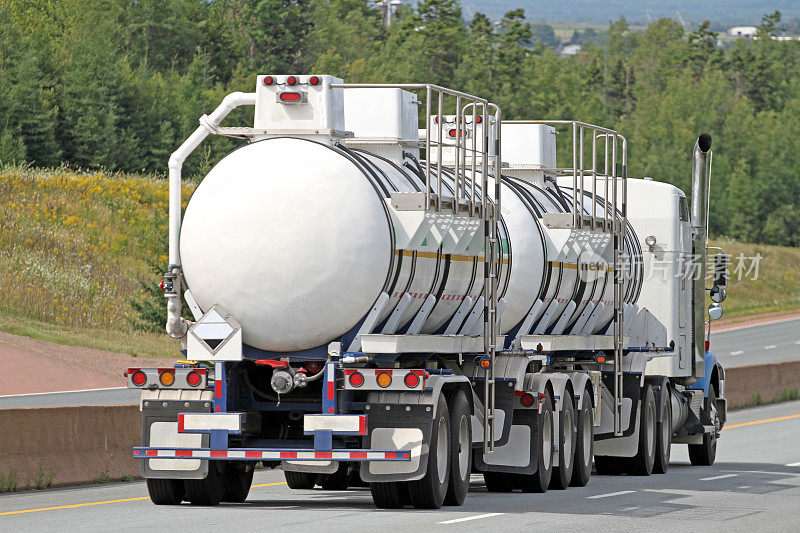 装载化学货物的半油罐车在公路上行驶