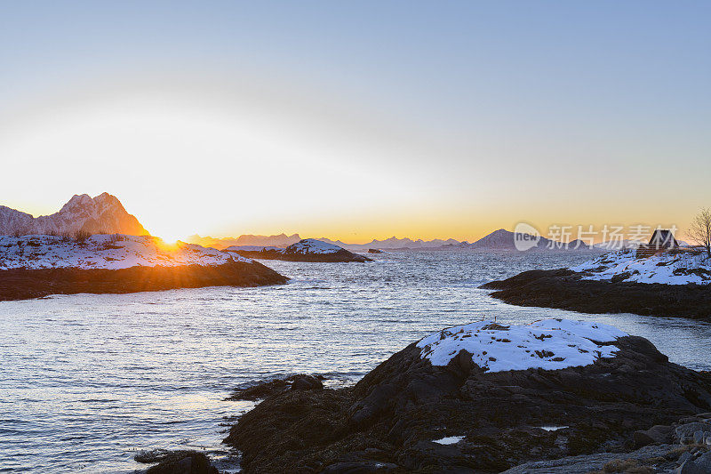 挪威北部罗弗敦群岛的冬日日出