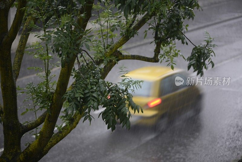 倾盆大雨时汽车在路上行驶