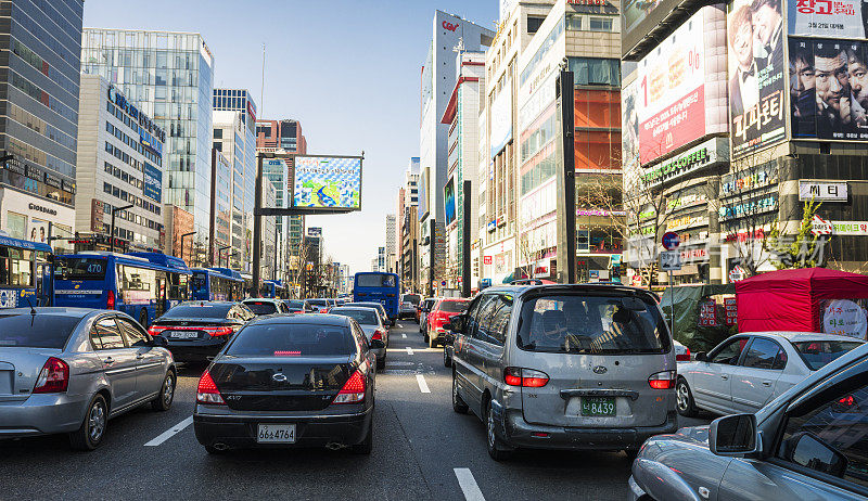 首尔江南区繁忙的街道