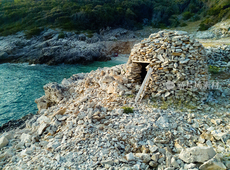 克罗地亚海滨海湾的石头小屋