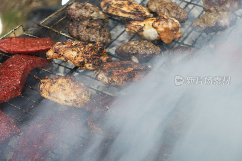 烧烤，烤制新鲜的肉类和鸡肉