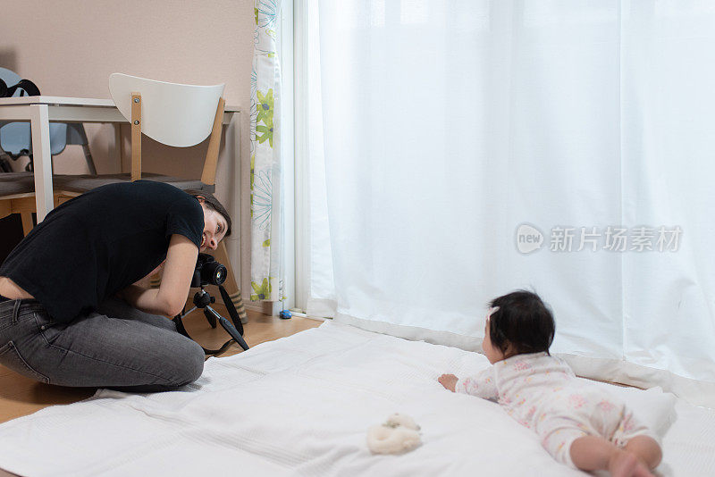 摄影师正在给一个婴儿拍照