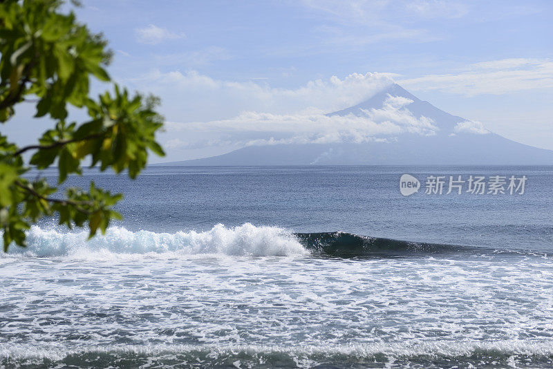 巴布亚新几内亚的马纳姆岛火山冒出烟雾