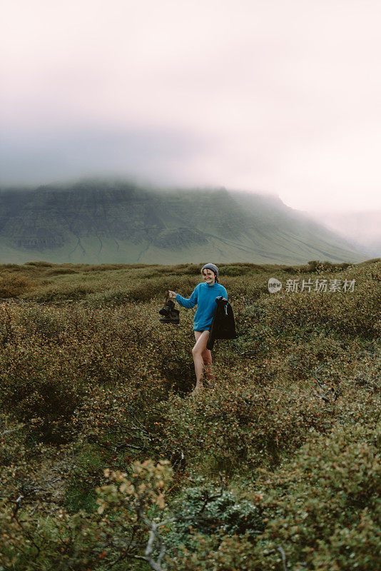 一名女子去冰岛的天然地热池