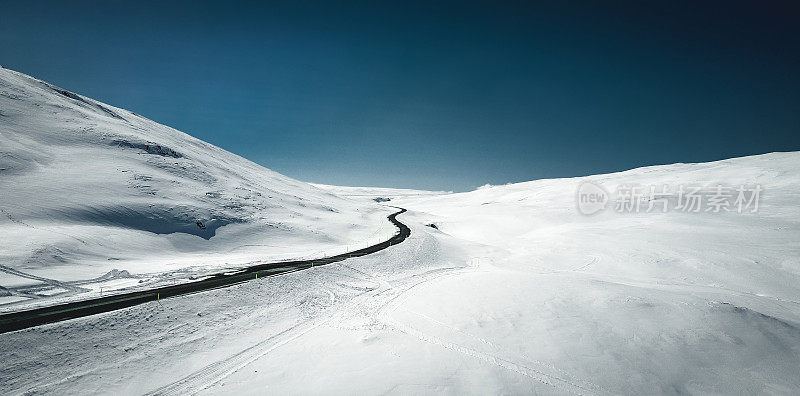 冰岛西峡湾一条被雪覆盖的道路的鸟瞰图