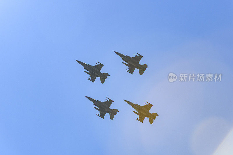 F-16猎鹰战斗机在半空中编队飞行