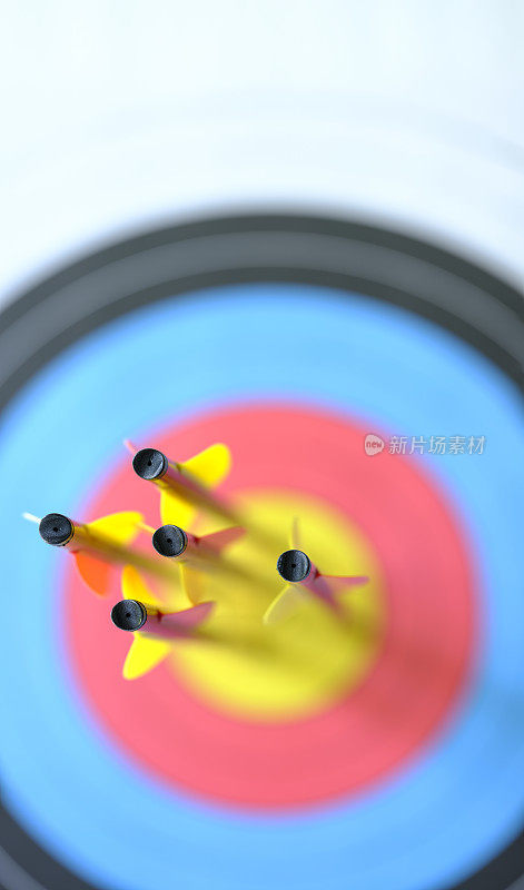 运动目标的靶心上的五支箭。