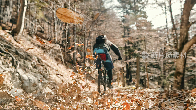 男性山地车骑自行车