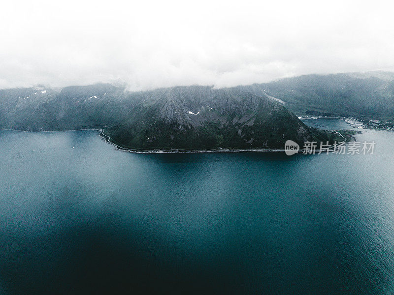 鸟瞰图的高山峰的塞格拉山和海在挪威北部的雾