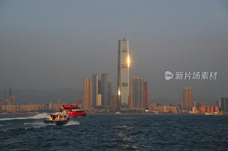 香港:维多利亚港和九龙天际线上的船只