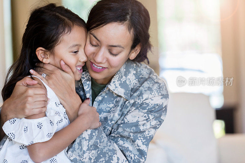 悲伤的军人妈妈拥抱女儿