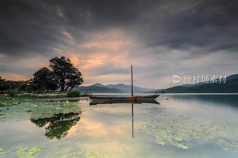 日落时的湖景