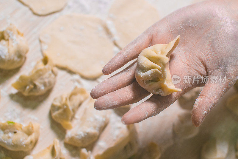 女人手里拿着中国饺子饺子