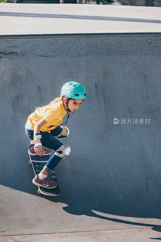 年轻女孩滑板与安全设备