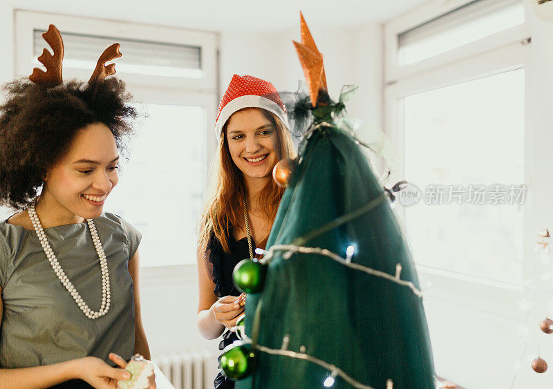 同事们在办公室庆祝圣诞节