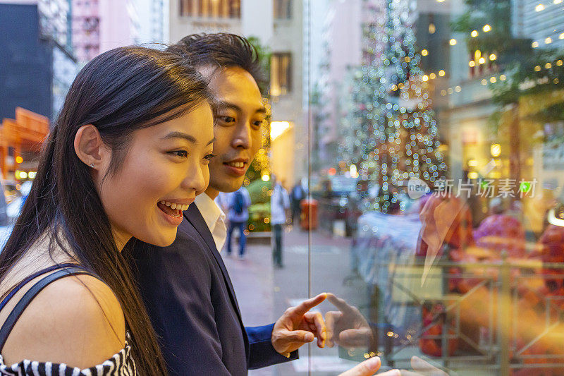 亚洲夫妇在香港橱窗购物