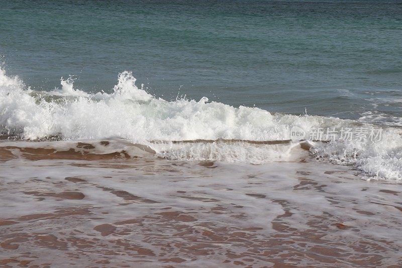 白色泡沫的海浪