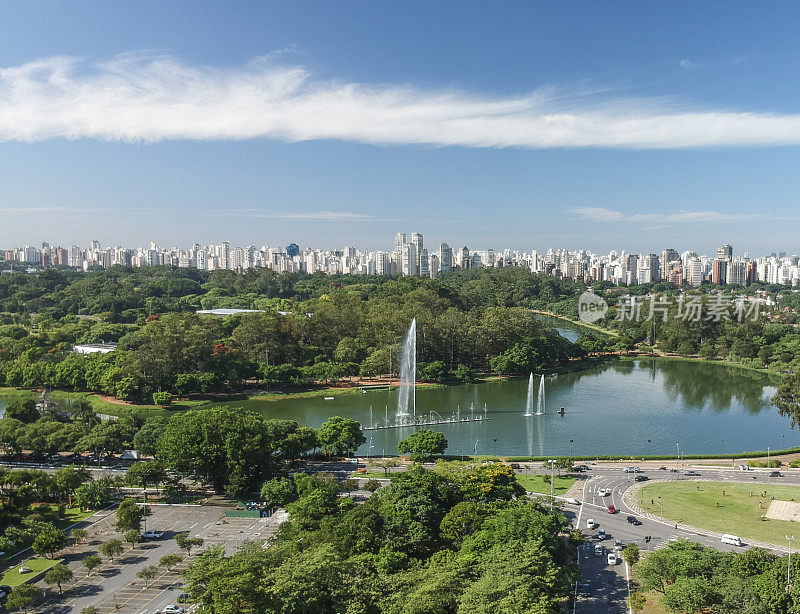 鸟瞰Ibirapuera公园和圣保罗天际线