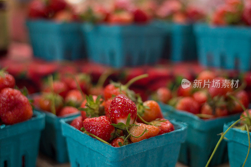 农贸市场的草莓