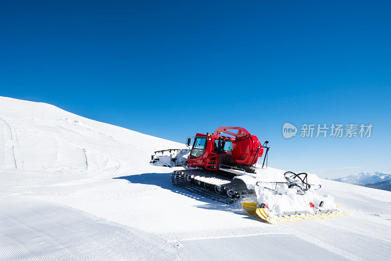 现代的红色雪清理多余的雪道