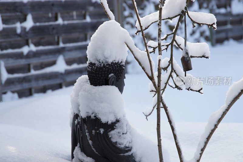 2019年1月雪灾后坐佛。巴伐利亚,德国。