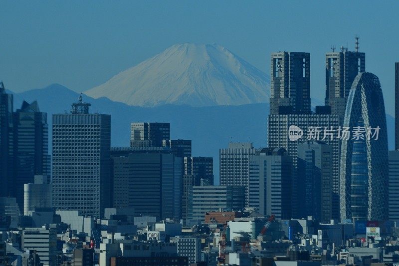 富士山和东京的天际线:白天和黑夜