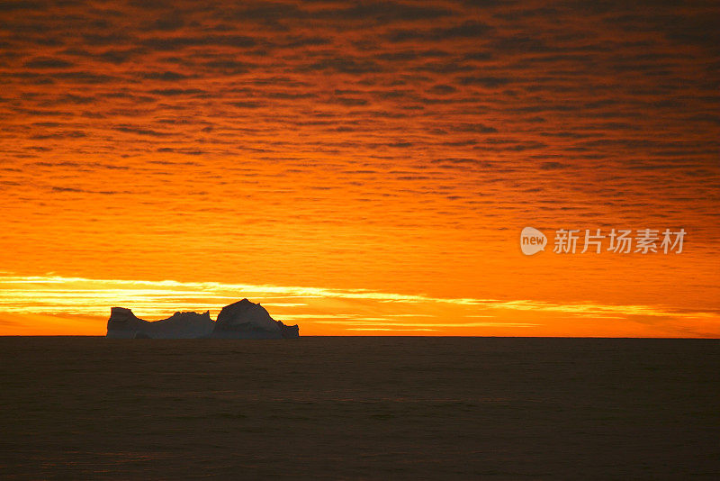 漂浮的冰山和南极洲的夕阳