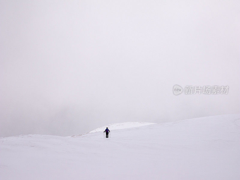 登山者正在攀登高海拔的山峰