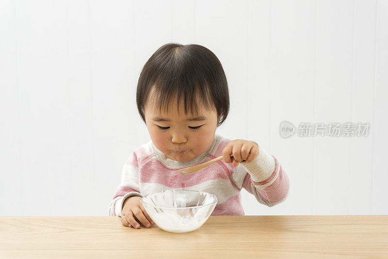 孩子吃酸奶