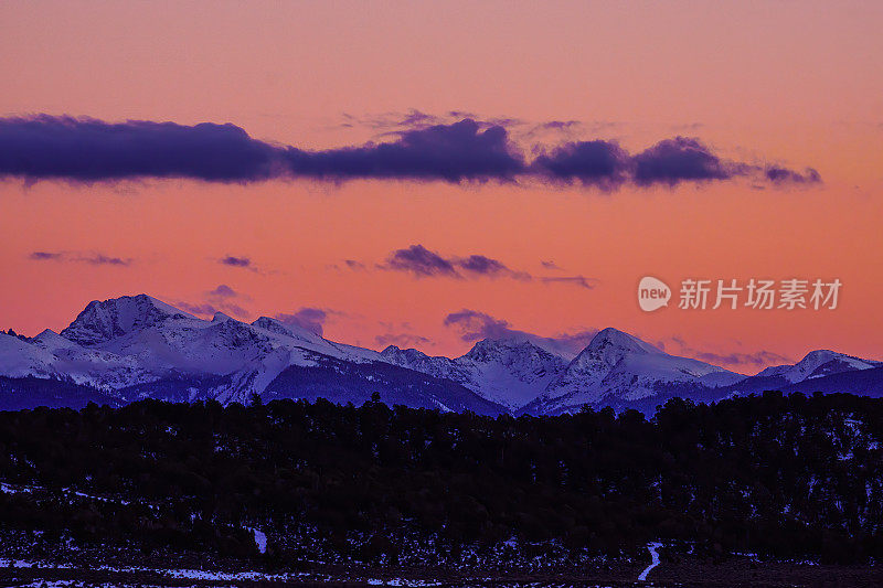 壮观的山脉和日落的景色