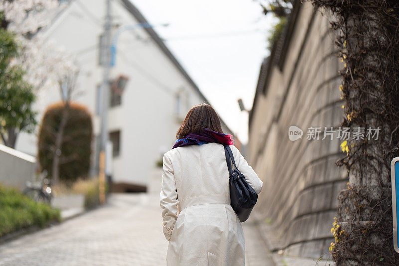 女商人在回家的路上