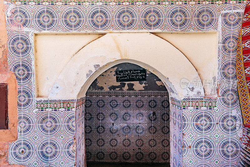 拱门入口用传统的摩洛哥马赛克装饰。马拉喀什古城(麦地那)。