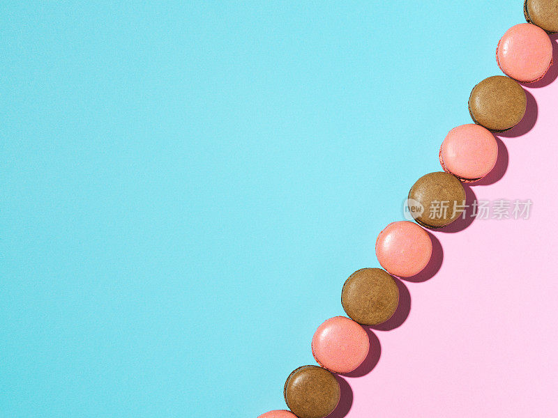高角度视图排列蛋白杏仁饼干在一个彩色的背景