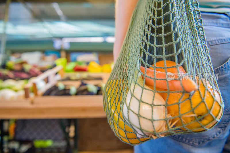 水果和蔬菜在棉花网可重复使用的袋子，零废物购物的概念