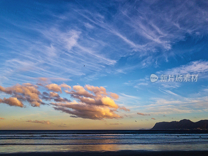 开普敦附近美丽的海景和天空