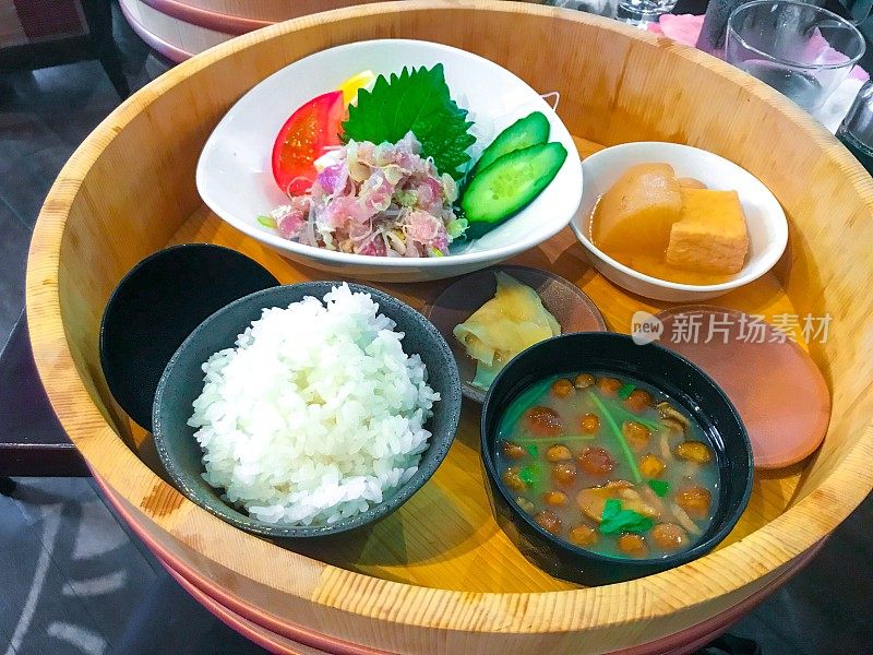 日式料理中提供的日式料理午餐