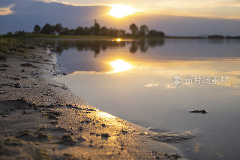 在一个美丽的夏夜，日落在河IJssel在兹沃尔附近