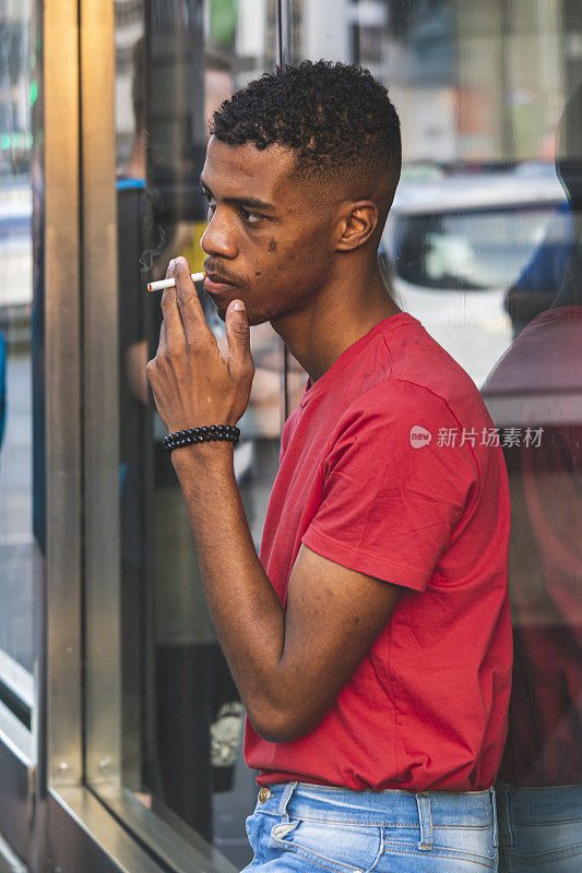 在城市街道上抽烟的人。