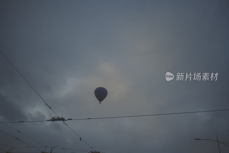 清晨日出前飞过墨尔本市的热气球