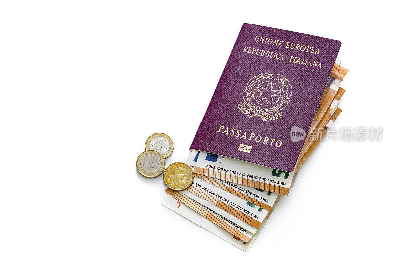 意大利护照和欧盟货币孤立在白色背景和副本空间